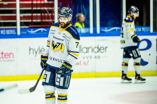 s Linus Fröberg deppar med lagkamareterna