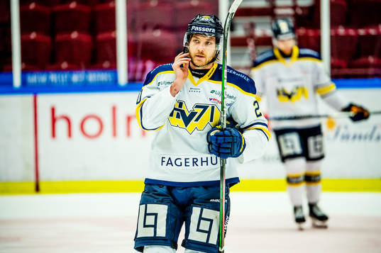 s Linus Sandin deppar med lagkamareterna