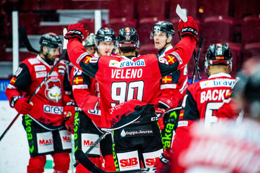 Malmö Redhawks Joseph Veleno jublar med lagkamraterna