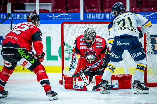 s Linus Fröberg mot Malmö Redhawks målvakt Oscar