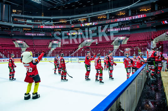 Malmö Redhawks maskot Hawkan jublar med spelarna