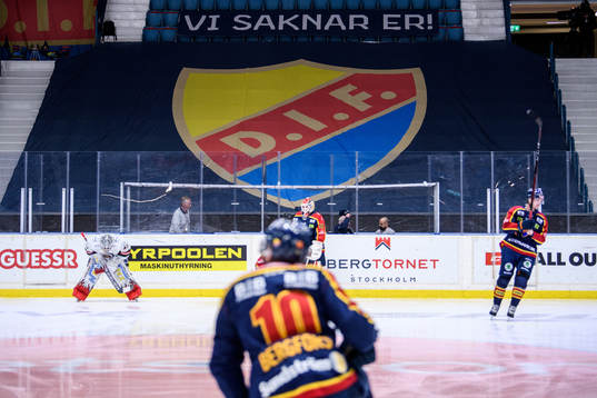 En banderoll på läktaren riktad till Djurgårdens