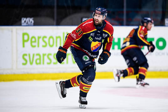 Djurgårdens Dick Axelsson reagerar mot domaren