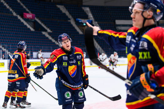 Djurgårdens Kalle Östman och Tobias Ekberg jublar