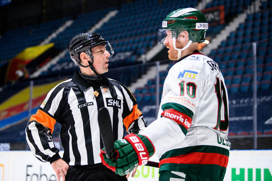 Domare Wolmer Edquist och Frölundas Jens Olsson i samtal