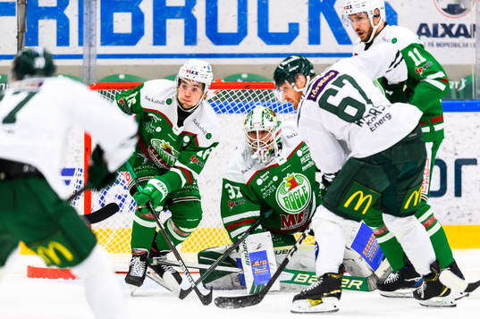 Rögles målvakt Johan Gustafsson mot Färjestads Pontus