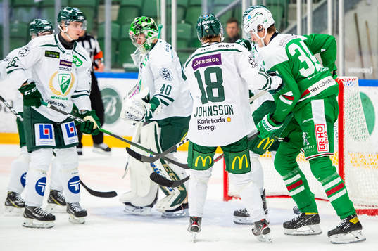 Färjestads Linus Johnsson och Rögles Adam Edström i kamp