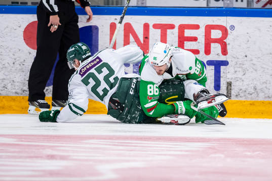Färjestads Per Åslund och Rögles Eric Gelinas i kamp