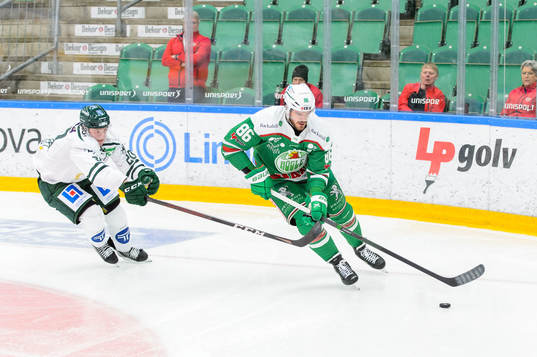 Färjestads Olle Lycksell  och Rögles Eric Gelinas
