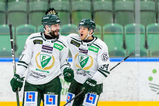 Färjestads Jesse Virtanen jublar med lagkamrater