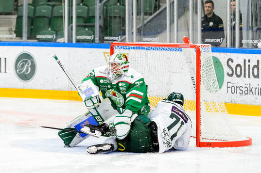Färjestads Jesse Virtanen och Rögles målvakt Johan