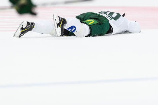 Färjestads Sebastian Erixon har ont
