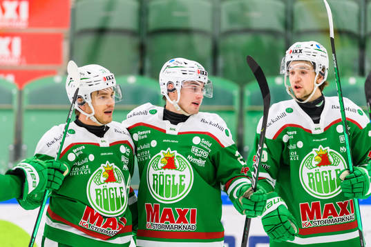 Rögles Leon Bristedt jublar med Nils Höglander och Lucas