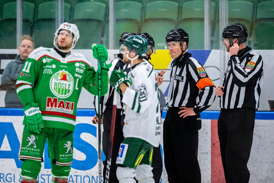 Domare Tobias Björk i samspråk med sina domarkolleger