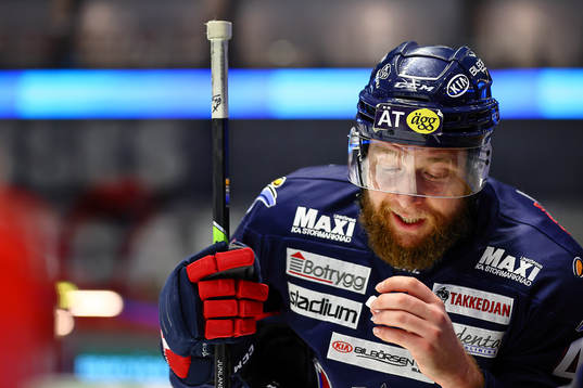 Linköpings Jonas Junland äter druvsocker