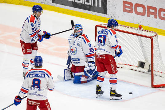 Oskarshamns Rickard Palmberg , målvakt Joe Cannata och
