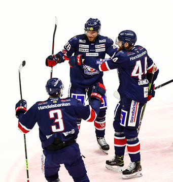 Linköpings Jaakko Rissanen och Jonas Junland jublar
