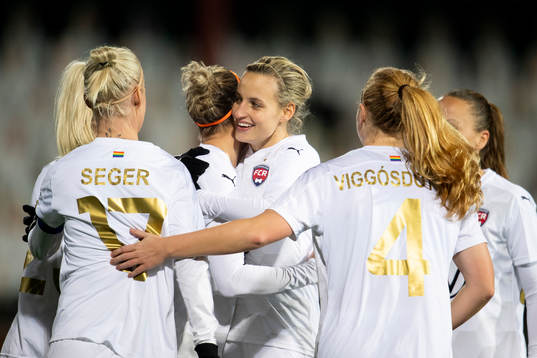 +r51 and Rosengårds Glodis Perla Viggosdottir  celebrates