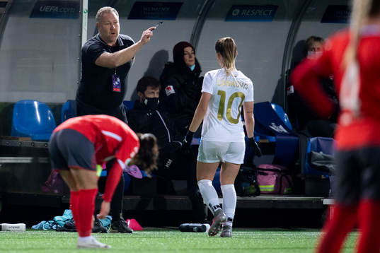 Rosengårds assistant coach Patrick Winqvist and  Jelena
