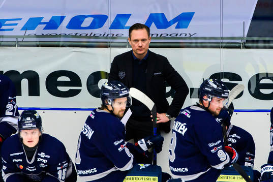 Karlskogas huvudtränare Karl Helmersson deppar