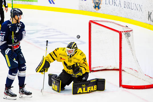 Karlskogas Mikael Eriksson och Västerås målvakt Emil
