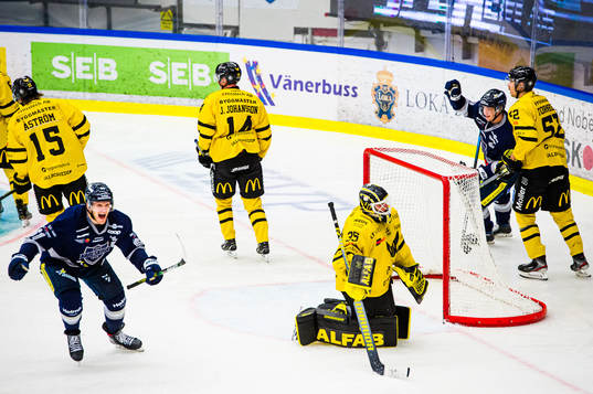 Karlskogas Mikael Eriksson och David Lilja jublar
