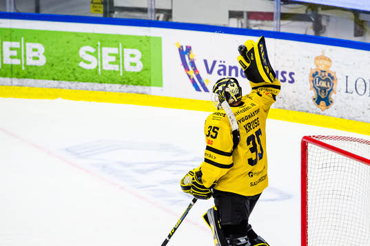 Västerås målvakt Emil Kruse jublar