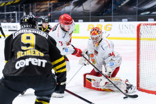 Almtunas Gustav Lindström och målvakt Erik Hanses