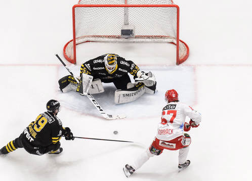 s målvakt Claes Endre med en räddning mot Almtunas Jesper