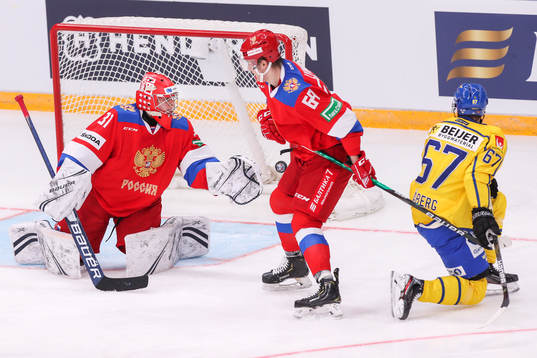 Pontus Åberg of Sweden scores the 1-0 goal behind