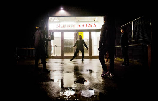 Frölundaspelarna värmer upp med fotboll utanför ett
