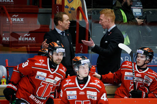Örebros tränare Niklas Eriksson och assisterande tränare