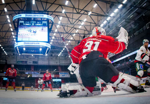 Örebros målvakt Jonas Arntzen räddar en puck