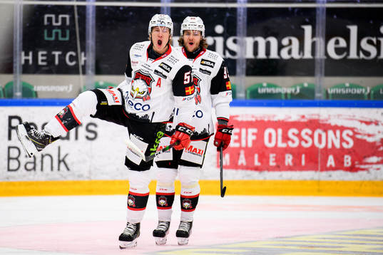 Malmö Redhawks Emil Sylvegård och Carl Persson jublar