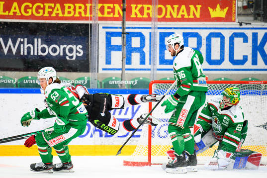 Malmö Redhawks Carl Persson i en kamp mot Rögles Moritz