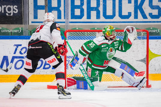 Malmö Redhawks Emil Sylvegård gör 0-1 målet bakom