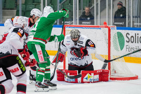 Malmö Redhawks målvakt Oscar Alsenfelt med en räddning