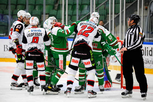 Bråk mellan Rögles Brady Ferguson och Malmö Redhawks