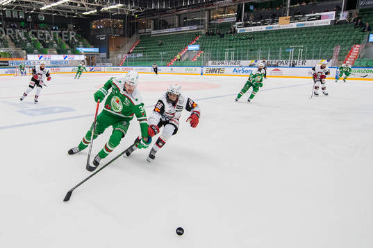 Rögles Adam Edström och Malmö Redhawks Anton Olsson