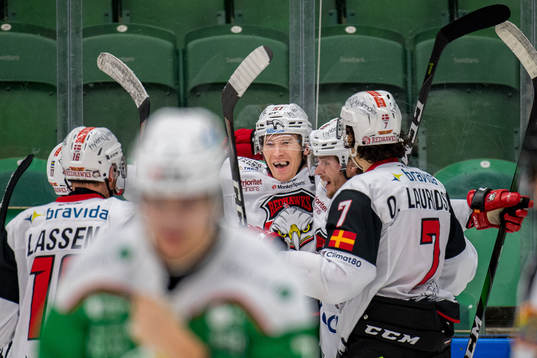 Malmö Redhawks Emil Sylvegård jublar med lagkamrater