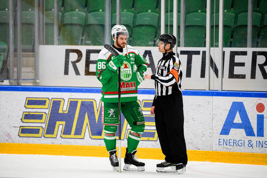 Rögles Eric Gelinas i samtal med en domare