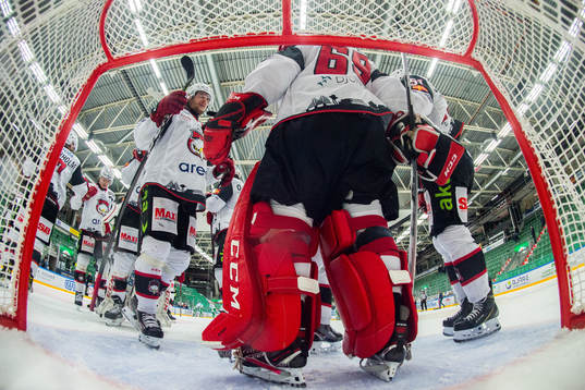 Malmö Redhawks målvakt Oscar Alsenfelt jublar med