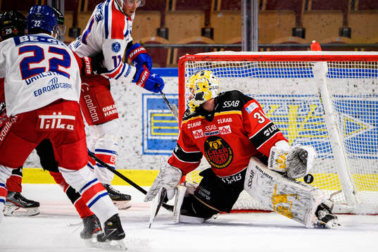 Oskarshamns John Dahlström gör 2-2 bakom Luleås målvakt
