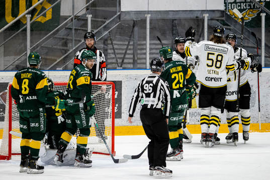 s spelare jublar med Max Lindholm