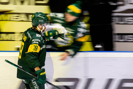 Björklövens Alexander Wiklund jublar