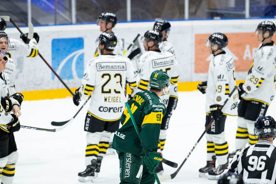 Björklövens Justin Crandall deppar medans han ser AIK