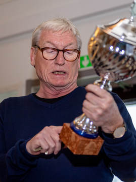 Lunds BKs avgående klubbchef Bosse Cronqvist med en pokal