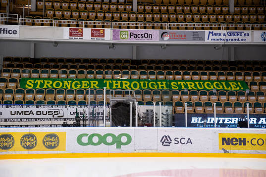 Supporterklubben Green Devils har utsmyckat arenan
