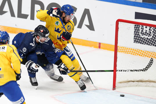 Oliwer Kaski of Finland and Mario Kempe of Sweden during