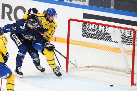 Oliwer Kaski of Finland and Mario Kempe of Sweden during